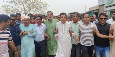 ইটনায় ‘সমন্বয়কের’ চাপে ওসি বদলি, পুনর্বহালের দাবিতে থানা ঘেরাও
