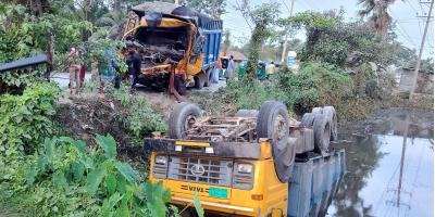 নোয়াখালীতে বালুভর্তি দুই ট্রাকের সংঘর্ষ, নিহত ২