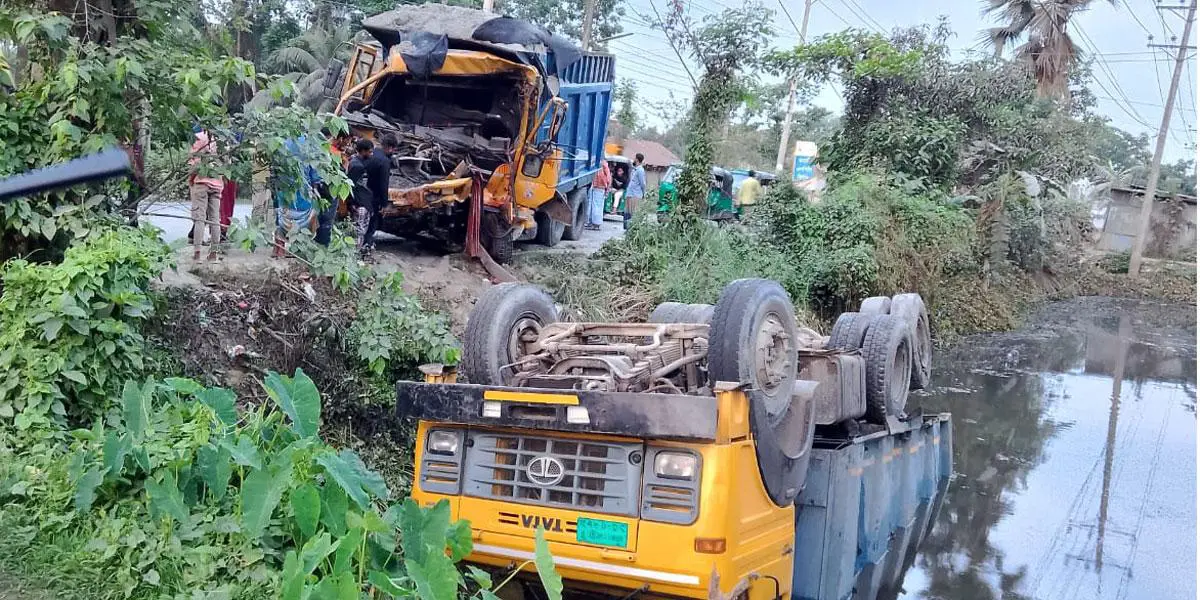 নোয়াখালীতে বালুভর্তি দুই ট্রাকের সংঘর্ষ, নিহত ২