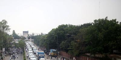দূষিত বাতাসের শহরে ঢাকা আজ শীর্ষে