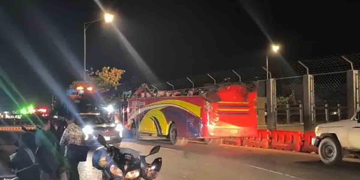 দুর্ঘটনায় উড়ে গেল বাসের ছাদ তবুও চলল ১০ কিলোমিটার, আহত ৮