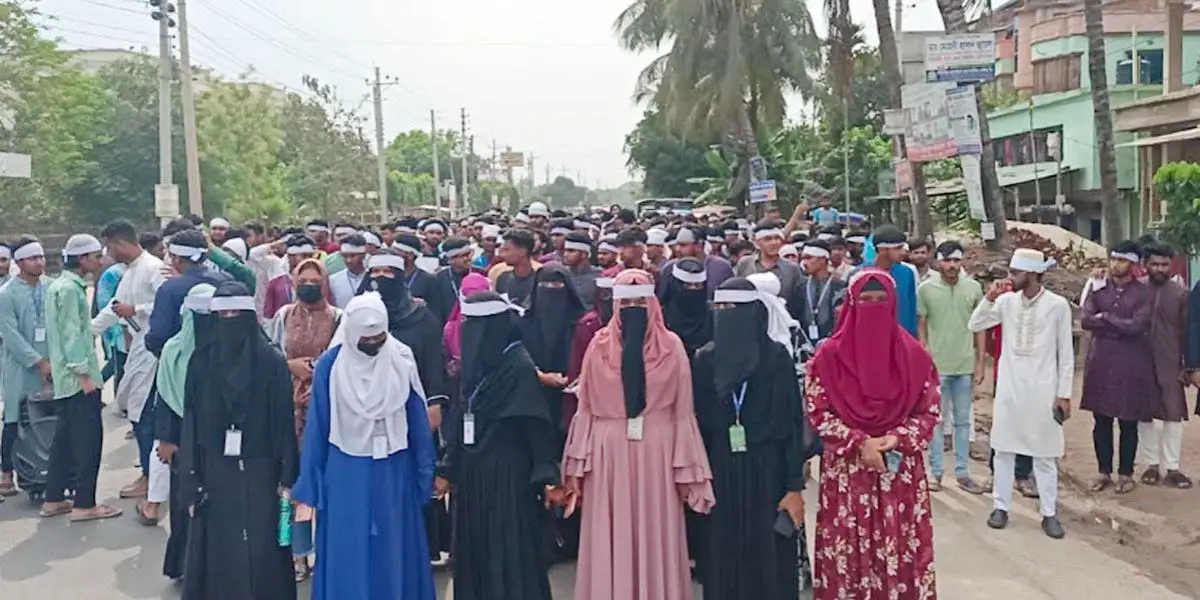 কাফনের কাপড় মাথায় বেঁধে পলিটেকনিক শিক্ষার্থীদের গণমিছিল