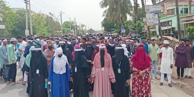 কাফনের কাপড় মাথায় বেঁধে পলিটেকনিক শিক্ষার্থীদের গণমিছিল