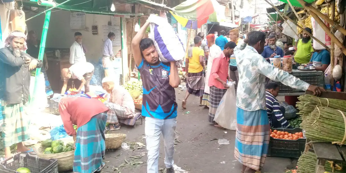 ময়মনসিংহে বেড়েছে সবজি-মাছের দাম, কমেছে মুরগির