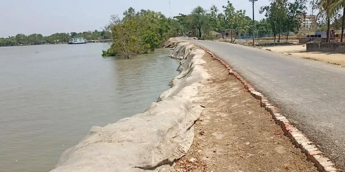 শ্যামনগরের মাদার নদী ভাঙনে ঝুঁকিতে কয়েক হাজার পরিবার