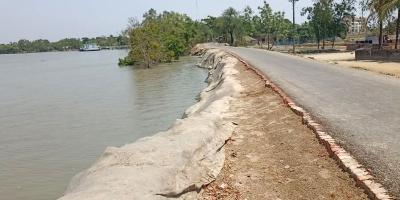 শ্যামনগরের মাদার নদী ভাঙনে ঝুঁকিতে কয়েক হাজার পরিবার