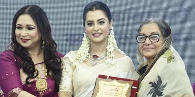 আবারও সম্মাননা পেলেন বুবলী