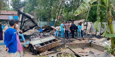 আগুনে পুড়ে ছাই দুটি বাড়ি, ককটেল ছোড়ার অভিযোগ