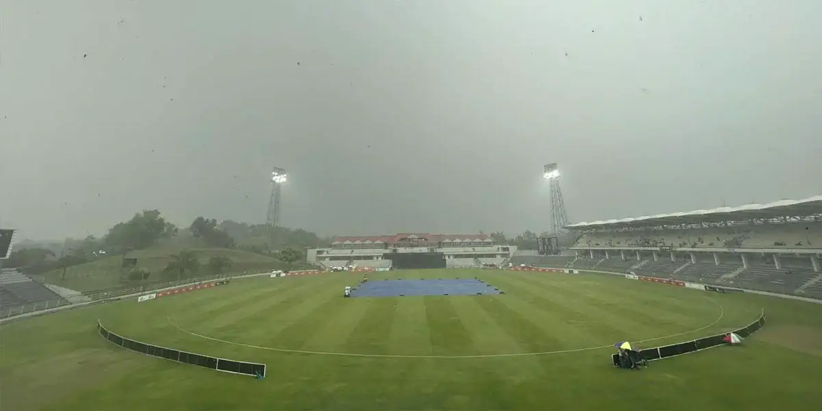 বৃষ্টিতে খেলা শুরু হতে বিলম্ব