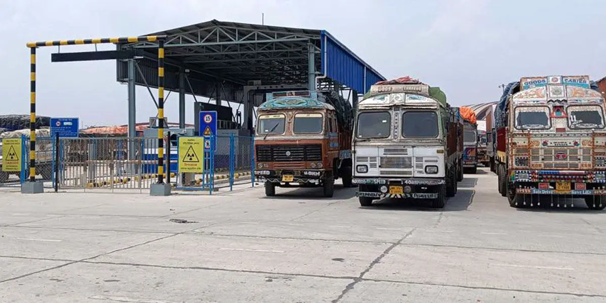 বেনাপোল বন্দরে স্ক্যানিং কার্যক্রম বন্ধ, বাড়ছে চোরাচালান