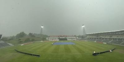 বৃষ্টিতে খেলা শুরু হতে বিলম্ব
