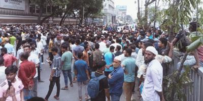 তেজগাঁওয়ে কোহিনুর কেমিক্যালের সামনে শ্রমিকদের সড়ক অবরোধ