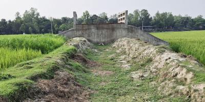 সড়কের কাজ শেষ না করেই পালালেন ঠিকাদার!