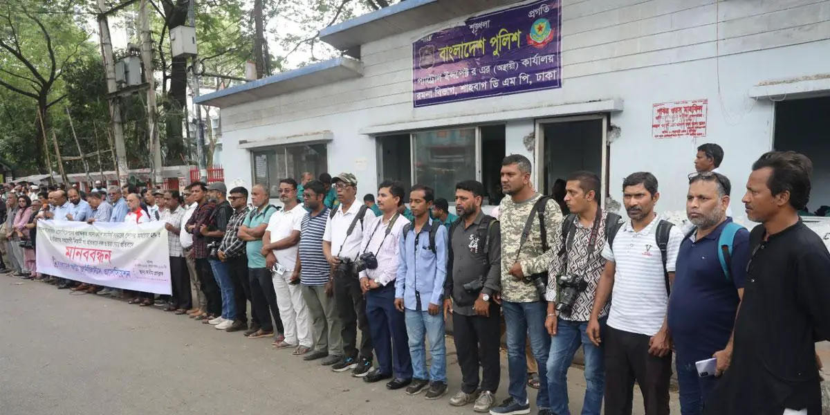 বিপিজেএ ভবনের একাংশ দখল ও ভাড়া দেওয়ার প্রতিবাদে মানববন্ধন