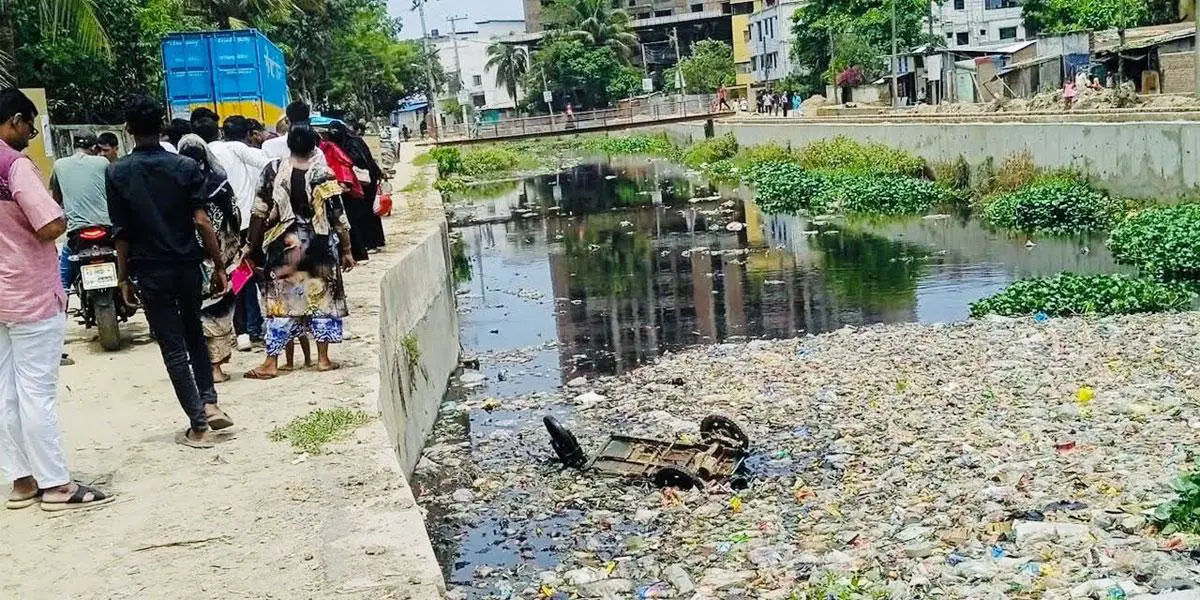 নিজে বাঁচতে যাত্রীদের খালে ফেলে দিলেন অটোরিকশাচালক