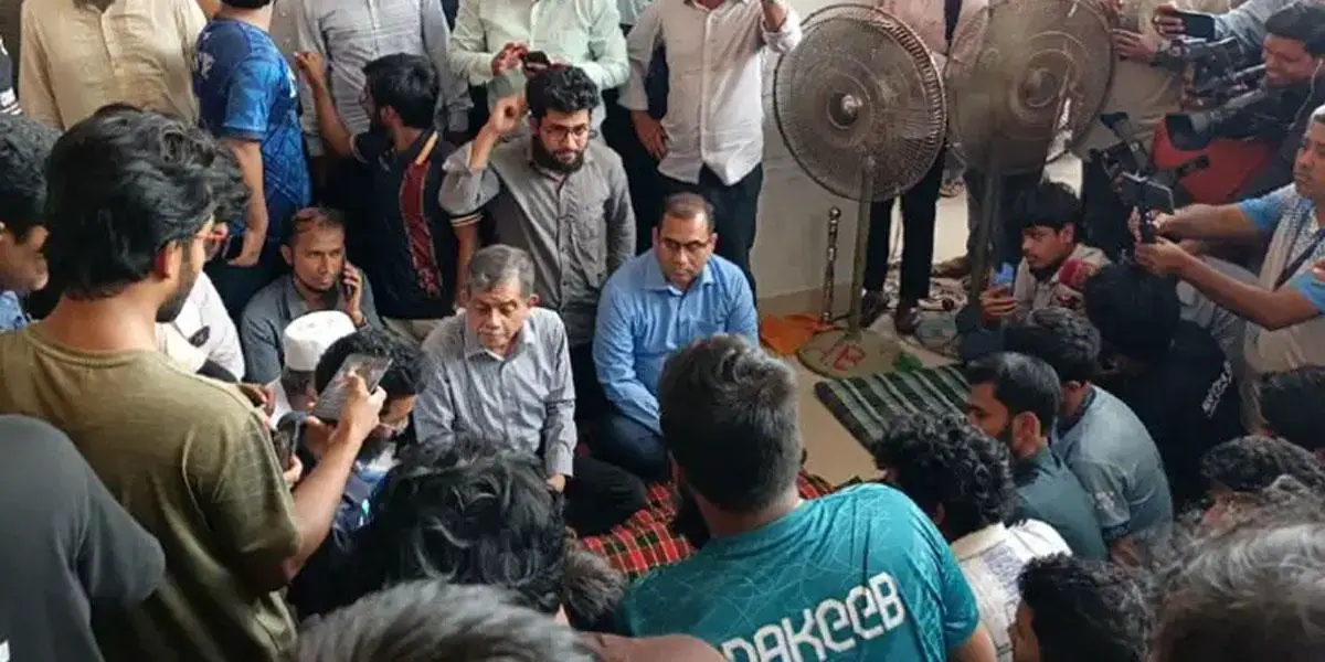 কুয়েটে অনশনরত শিক্ষার্থীদের সঙ্গে কথা বললেন শিক্ষা উপদেষ্টা
