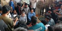 কুয়েটে অনশনরত শিক্ষার্থীদের সঙ্গে কথা বললেন শিক্ষা উপদেষ্টা