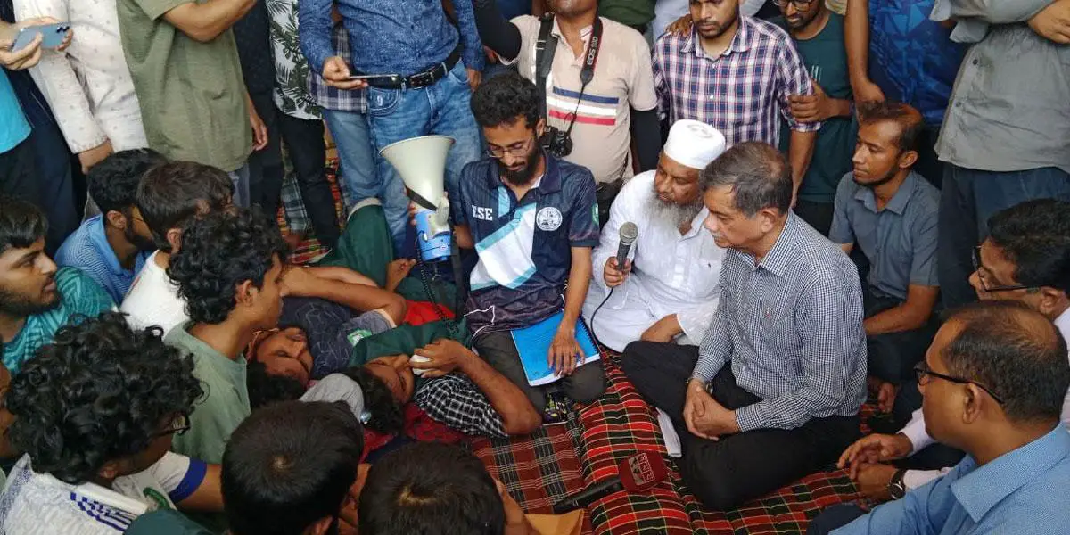 কুয়েটে অনশনরত শিক্ষার্থীদের সঙ্গে কথা বললেন শিক্ষা উপদেষ্টা