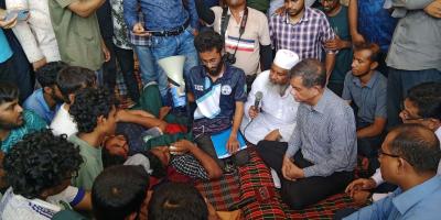 কুয়েটে অনশনরত শিক্ষার্থীদের সঙ্গে কথা বললেন শিক্ষা উপদেষ্টা