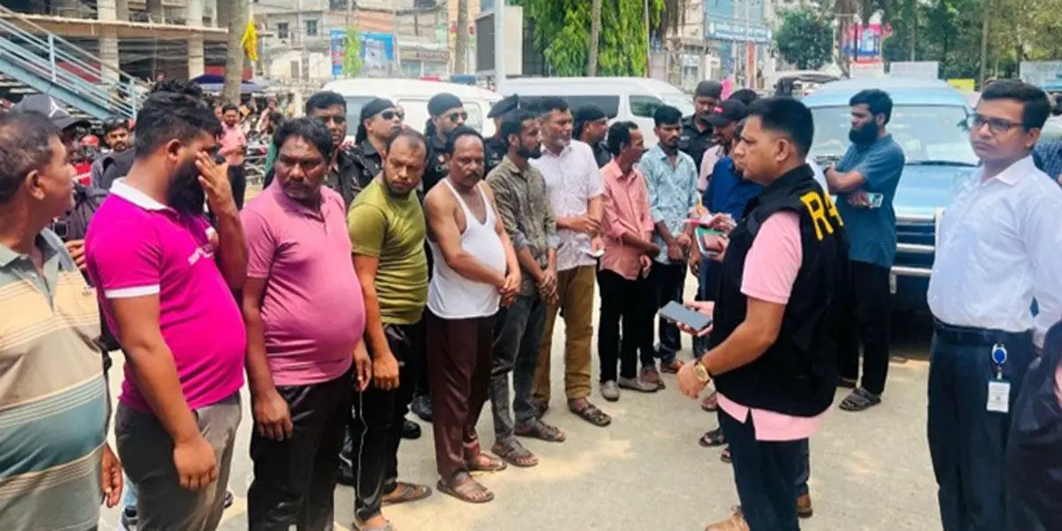 মমেক হাসপাতালে র‌্যাবের অভিযান, আটক ১৪ দালাল