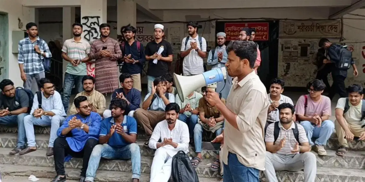 কুয়েট ভিসির পদত্যাগের দাবিতে জবিতে বিক্ষোভ