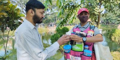 চা বেচে চালান লেখাপড়ার খরচ
