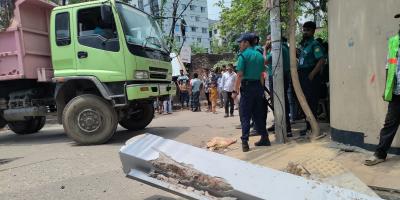 মিরপুরে ৮ অবৈধ গেইট গুড়িয়ে দিল ডিএনসিসি