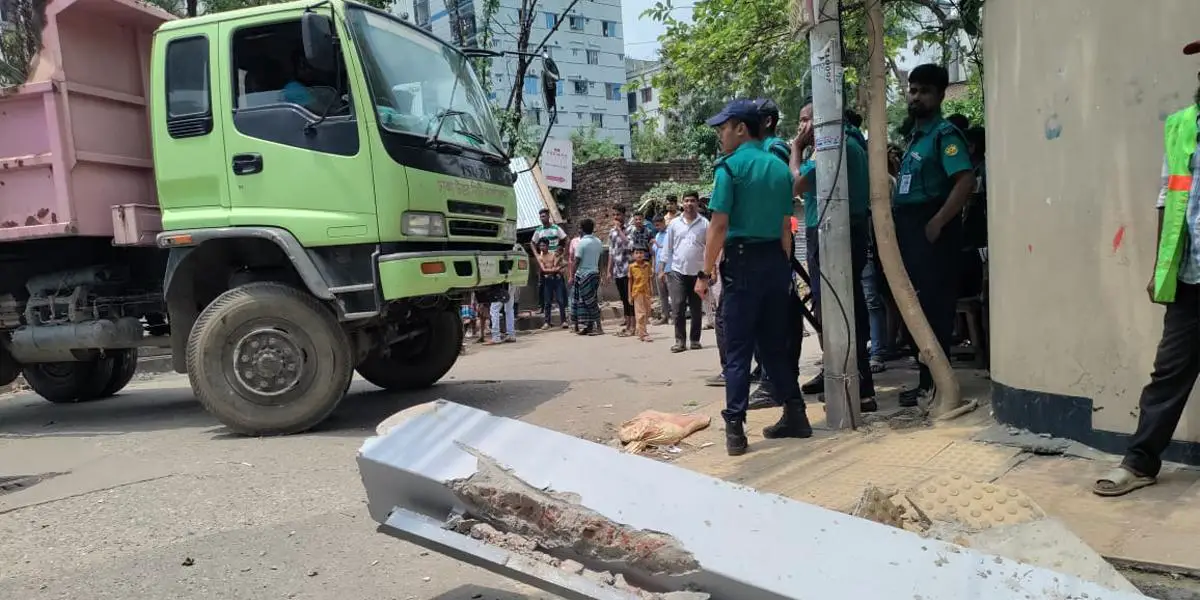 মিরপুরে ৮ অবৈধ গেইট গুড়িয়ে দিল ডিএনসিসি