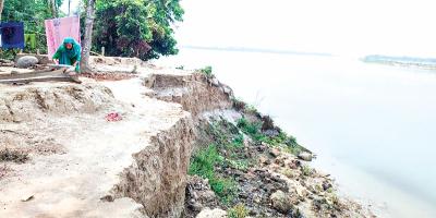 নড়াইলে অসময়ে নদীভাঙনে দিশেহারা শতাধিক পরিবার