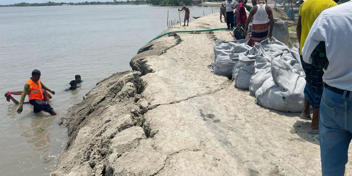শ্যামনগরে বেড়িবাঁধে ফাটল, আতঙ্কে এলাকাবাসী