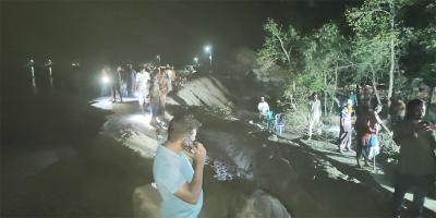 শ্যামনগরে রাতেও চলছে চুনকুড়ি নদীর বাঁধের কাজ, ভয় রাতের জোয়ার