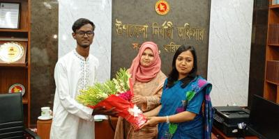ফরিদপুরে প্যারাগ্লাইডার তৈরি করা যুবককে সংবর্ধনা