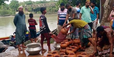 পিরোজপুরে এক লাখ গলদা চিংড়ির রেণু পোনা জব্দ