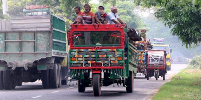 রাজশাহীতে অবৈধ যানের দৌরাত্ম্য, বাড়ছে দুর্ঘটনা-প্রাণহানি