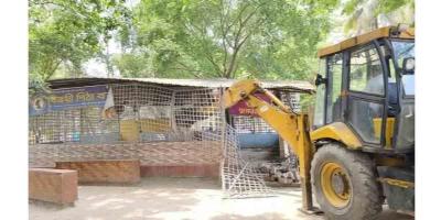 গুঁড়িয়ে দেওয়া হলো সাহিত্য সংসদ মঞ্চ, কাঁদলেন কবি-সাহিত্যিকরা