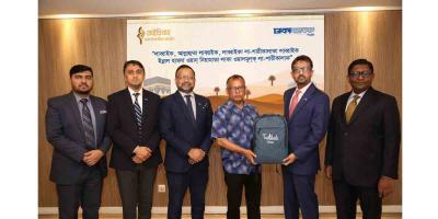 হজযাত্রী গ্রাহক ও ব্যাংক কর্মকর্তাদেরকে ঢাকা ব্যাংকের উপহার