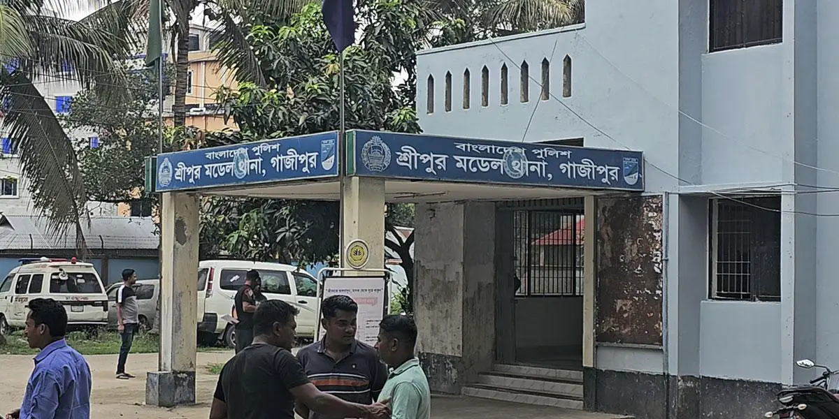 গাজীপুরে মাদকাসক্ত ছেলেকে কুপিয়ে হত্যার পর আত্মসমর্পণ করলেন বাবা