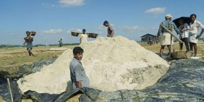 লোকসানে হতাশ লবণজলের শ্রমিক