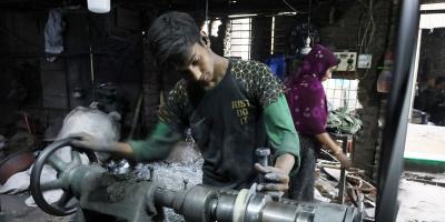 ঘামে শ্রমে হারিয়ে যাচ্ছে শৈশব