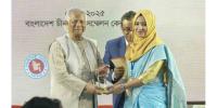 প্রধান উপদেষ্টার হাত থেকে পুরস্কার পেলেন নোবিপ্রবির শিক্ষার্থী