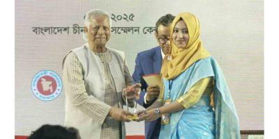 প্রধান উপদেষ্টার হাত থেকে পুরস্কার পেলেন নোবিপ্রবির শিক্ষার্থী