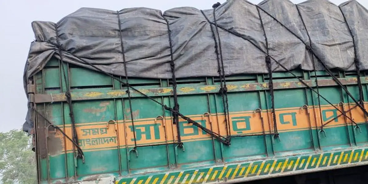 সাতক্ষীরায় বৈষম্যবিরোধী ছাত্র আন্দোলনের নেতাদের আমের ট্রাকে চাঁদাবাজি!