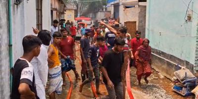 গাজীপুরে ঝুট গুদামে আগুন