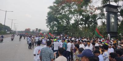 খালেদা জিয়াকে অভ্যর্থনা জানাতে রাস্তায় নেতা-কর্মীদের ঢল