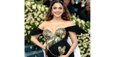 ঝলমলে লুকে মেট গালায় অন্তঃসত্ত্বা কিয়ারা