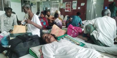 বারান্দায় চিকিৎসা নিচ্ছেন বাউল আবদুল করিমের পাণ্ডুলিপিকার