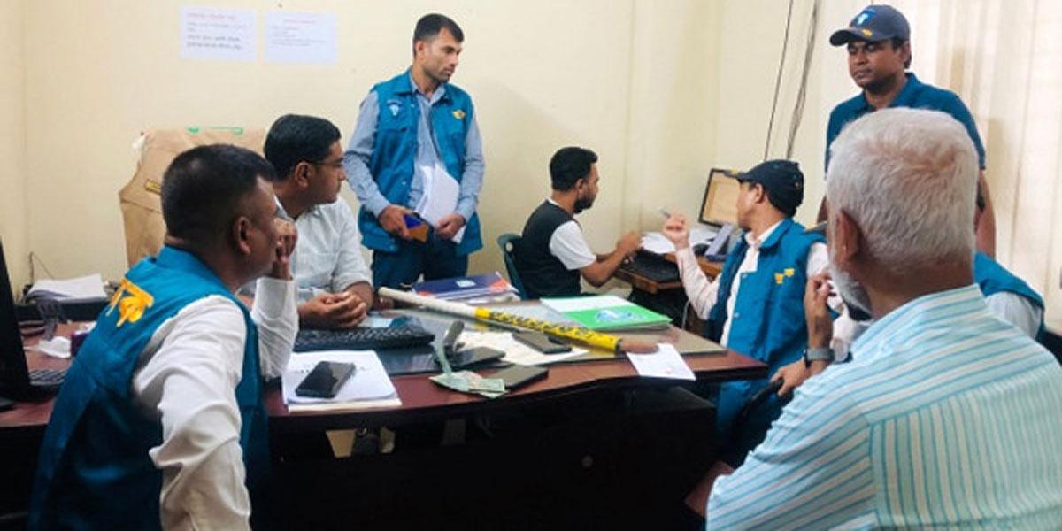 সিলেট বিআরটিএতে দুদকের অভিযান: ব্ল্যাংক চেক, হকিস্টিক উদ্ধার
