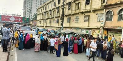 চট্টগ্রামে বকেয়া বেতনের দাবিতে সড়ক অবরোধ
