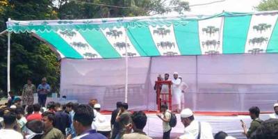 আ.লীগ নিষিদ্ধের দাবিতে জমায়েত মঞ্চের সামনে আন্দোলনকারীরা