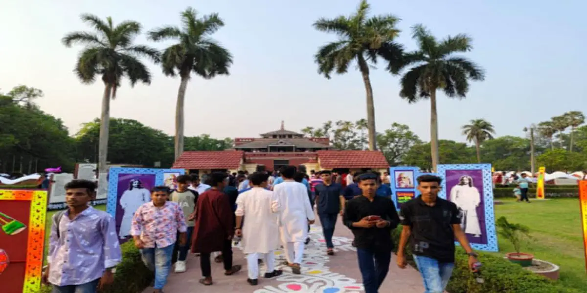 ছুটির দিনে উৎসবমুখর কাছারিবাড়ি